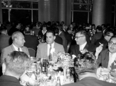 Empresarios de Eagle Pencil Co. de México, en un banquete