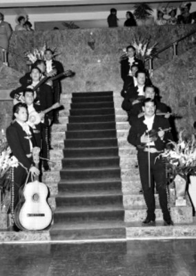 Mariachi en la escalera de un salón durante la despedida de Evereth Hovhg de Laboratorios Pfizer