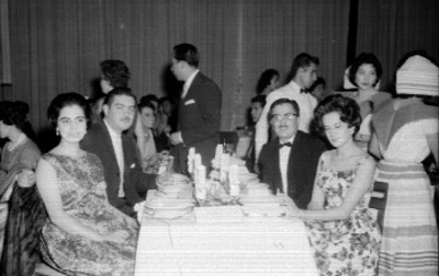 Ejecutivos con mujeres conviviendo en la posada de la General Electric en el club de Ingenieros