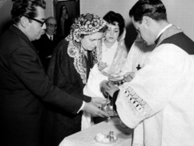 Sacerdote bautizando a la hija de Raul Horta