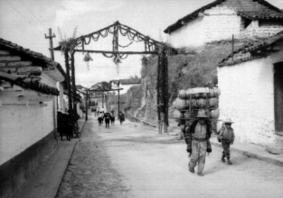 Indígenas en un tinaguis en Guatemala