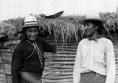 Seris recargados en un jacal sonriendo, retrato