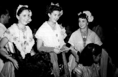 Mujeres con trajes típicos jarochos, durante un evento