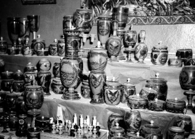 Alfareria y cerámica sobre un mueble