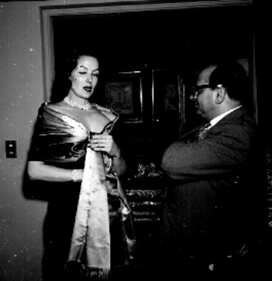 María Félix junto a un cuadro, retrato