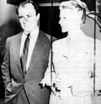 Actriz conversando del brazo de su esposo