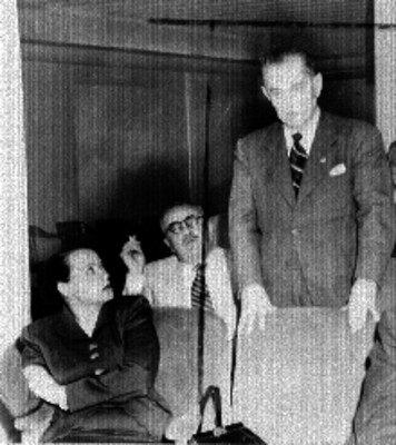 Hombre haciendo uso de la palabra durante una ceremonia en un auditorio