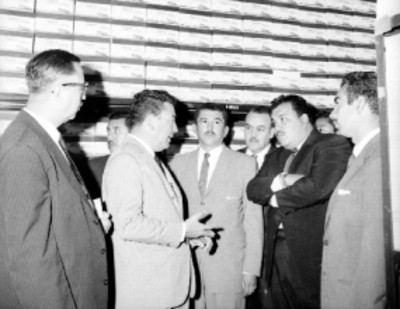 Roberto Amorós muestra una bodega con alimentos de C.E.I.M.S.A. a periodístas