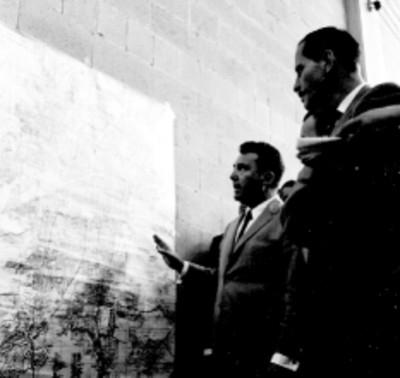 Roberto Amorós mostrando bodega de C.E.I.M.S.A. a periodista