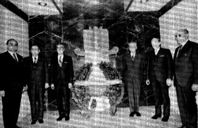 Gustavo Díaz Ordaz, Luis Echeverría Alvarez, Alfonso Guzmán Neira y funcionarios montán guardia de honor en monumento a Carranza, retrato de grupo