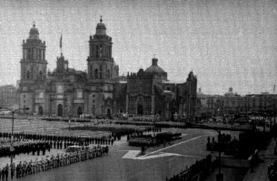 Gustavo Díaz Ordaz condecora a militar durante aniversario de la Revolución