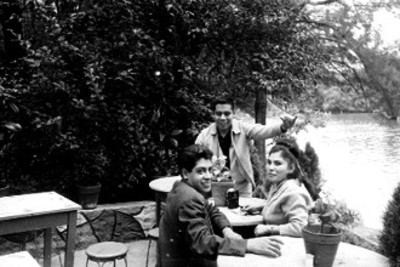 Personas sentadas a la orilla del lago de Chapultepec