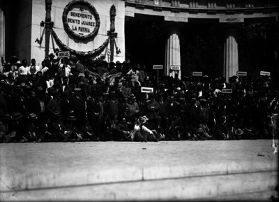 Luis N. Morones, líder sindical acompañado de funcionarios de diferentes estados en el hemiciclo a Benito Juárez