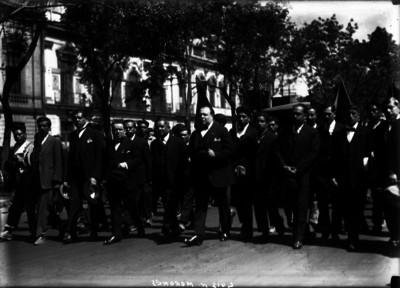 Luis N. Morones, líder sindical en un mitín de la CROM, por el paseo de la Reforma