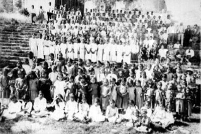 Niños y niñas de la escuela oficial posan para fotografía, retrato de grupo