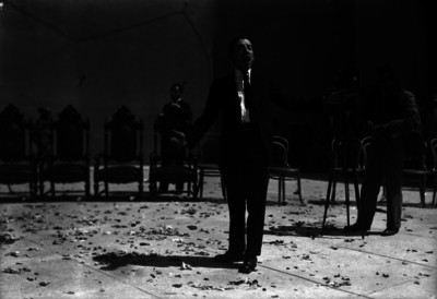 José Muñoz Cota pronunciando un discurso en un auditorio