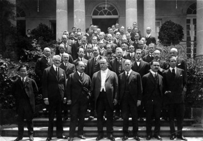 Álvaro Obregón y parte de su gabinete en una recepción en la embajada de Estados Unidos de Norteamérica para celebrar el 4 de julio