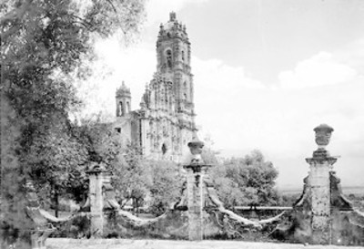 Vista lateral de la torre de la Iglesia de Tepotzotlán