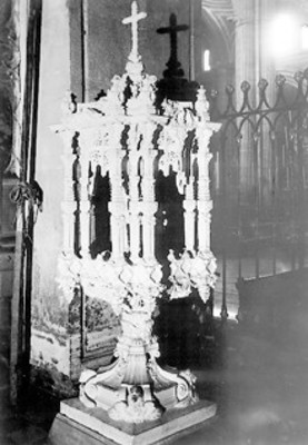 Candelabro de piedra