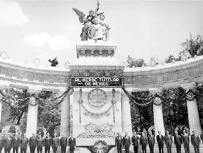 El presidente Díaz Ordaz representantes de los poderes legislativo y judicial y miembros de su gabinete hacen una guardia de honor en el monumento a Benito Juárez