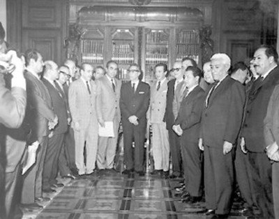 El presidente Díaz Ordaz recibe a un grupo de personajes en su despacho de Palacio Nacional
