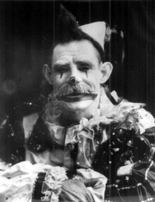 Ricardo Bell vestido de payaso, retrato