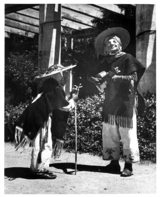 Indios purépechas bailan la danza de los viejitos