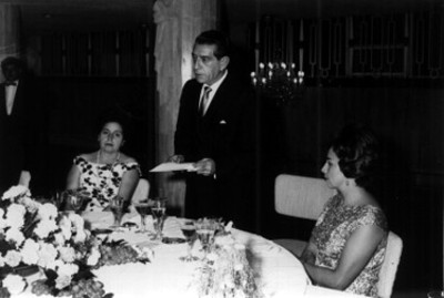 Adolfo López Mateos lee discurso durante un banquete