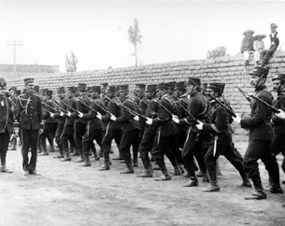 Policias durante practicas en un patio