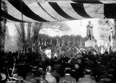 Funcionarios, militares y miembros de la colonia francesa rindiendo un homenaje en el monumento a Luis Pasteur