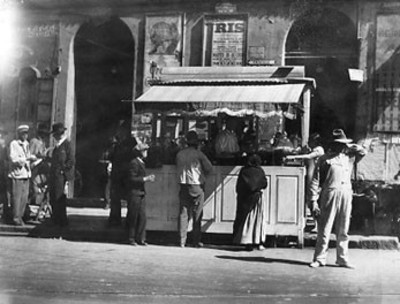 Gente en un pueto de aguas frescas