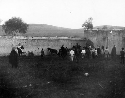 Revolucionarios arrean caballos en la hacienda de Canutillo