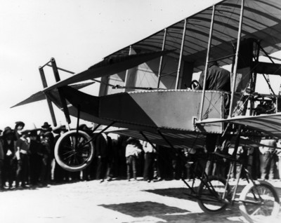 Alberto Braniff abordo del aeroplano Voisin