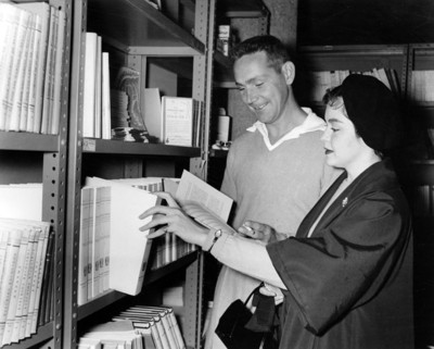 Estudiantes en la biblioteca de la "Universidad" Nacional Autónoma de México, durante un "curso de verano"