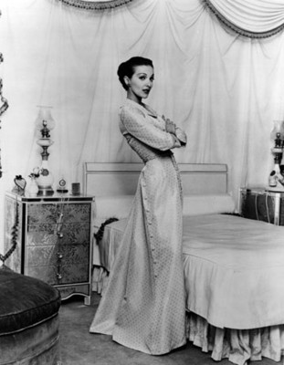 Modelo en una recámara luce bata de dormir, retrato