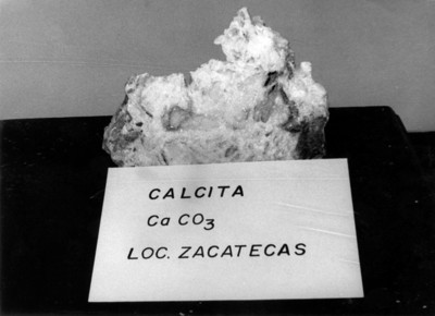 Fragmento de "Calcita" con nombre y fórmula química