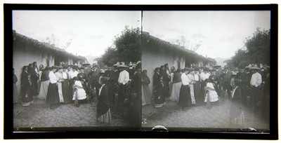 Gente reunida en la calle de un poblado