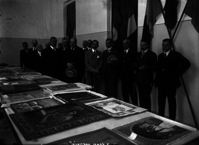 Alfredo Ramos Martínez con otras personalidades en una exposición de los estudiantes de las escuelas al aire libre