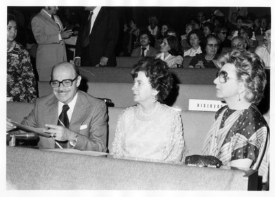Luis de la Hidalga sentado junto a Emilia Téllez durante el concierto del Trío México en la S.R.E.