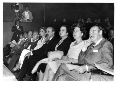 Personalidades y altos funcionarios en el concierto de Lola Beltrán