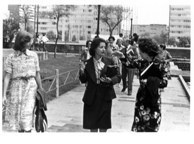 María Emilia Téllez Benoit conversa con mujer durante la visita realizada al convento franciscano de Santiago Tlatelolco