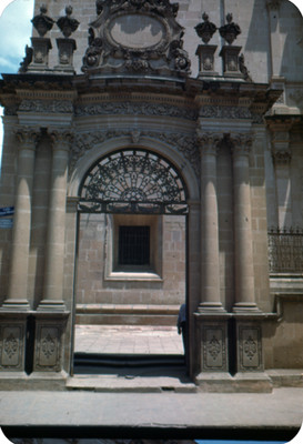 Catedral, entrada ubicada en la Calle alvaro Obregon