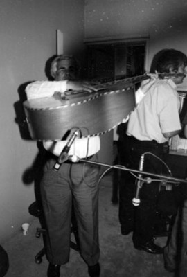 Músico toca la vihuela en una cabina de audio