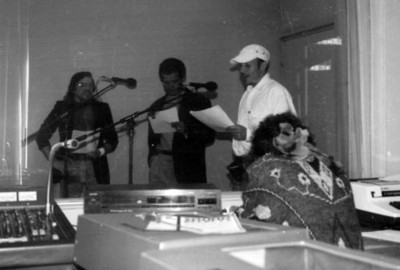 Personal graba en cabina de la Dirección de Medios de Comunicación