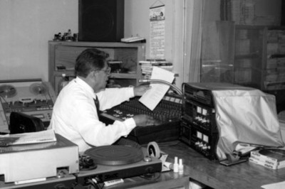 Hombre en una cabina de controles