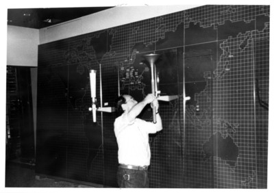 Iker Larrauri en el montaje de las antorchas olímpicas de Sevilla, España