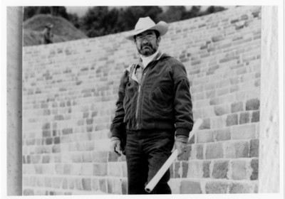 Iker Larrauri junto a unas escalinatas