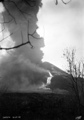 "El Paricutín", durante la actividad de erupción