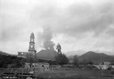 Iglesia de "San Juan" rodeada de material volcánica se observa al Paricutín