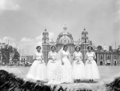 Novia acompañada por otras mujeres en el atrio de la Basílica de Guadalupe, retrato de grupo